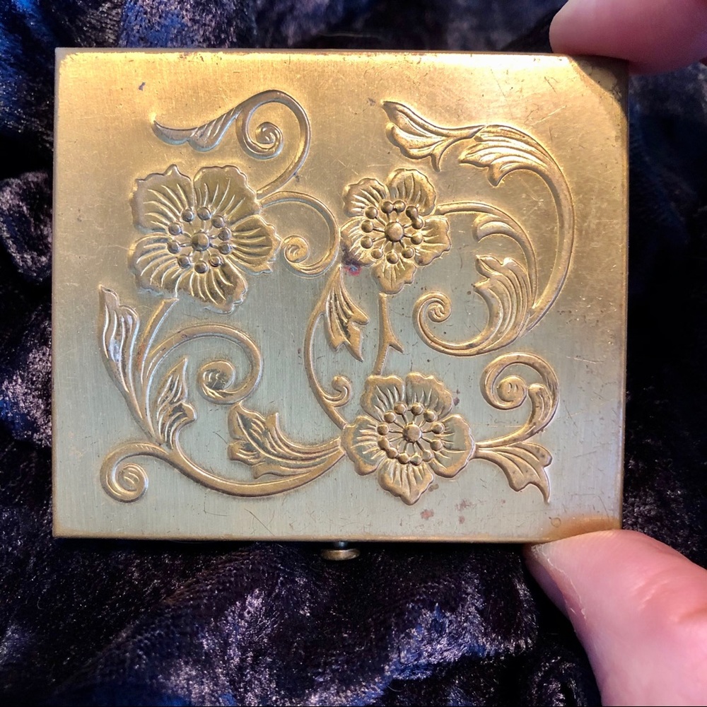 Vtg repousse gold metal compact, screen, loved 🥰